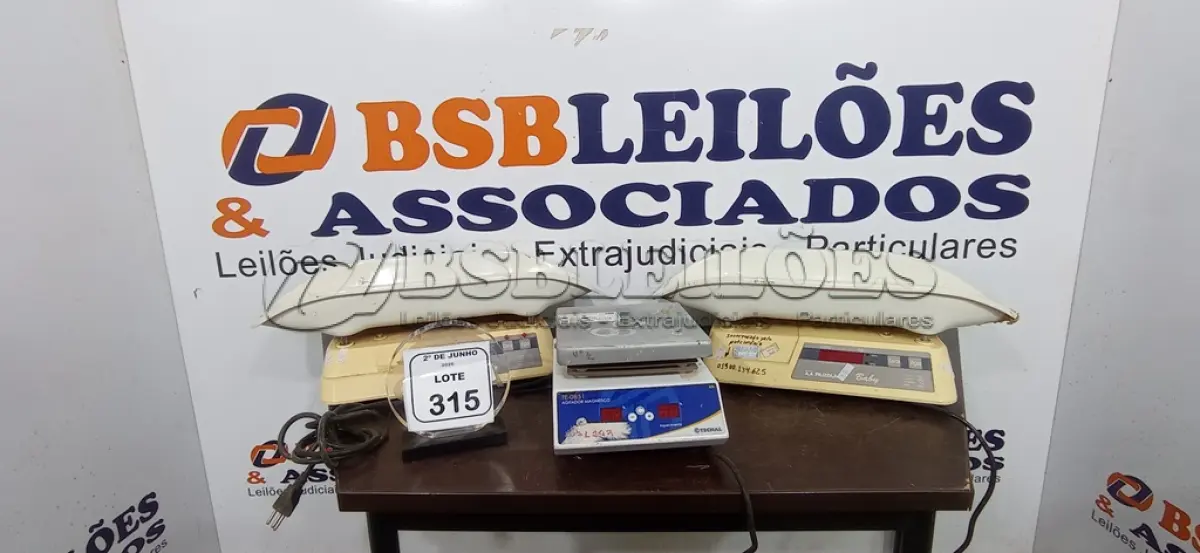 LOTE 315 - 02 BALANÇAS PEDIÁTRICAS E 01 AGITADOR MAGNÉTICO. (NO ESTADO) ATENÇÃO! FAZER A VISITAÇÃO ANTES DE ARREMATAR, NÃO SABEMOS SE FUNCIONA, LEILÃO NÃO TEM GARANTIA E NEM DEVOLUÇÃO, SUJEITO A POSSÍVEIS AVARIAS VISÍVEIS/OCULTAS E/OU AUSÊNCIA DE COMPONENTES.