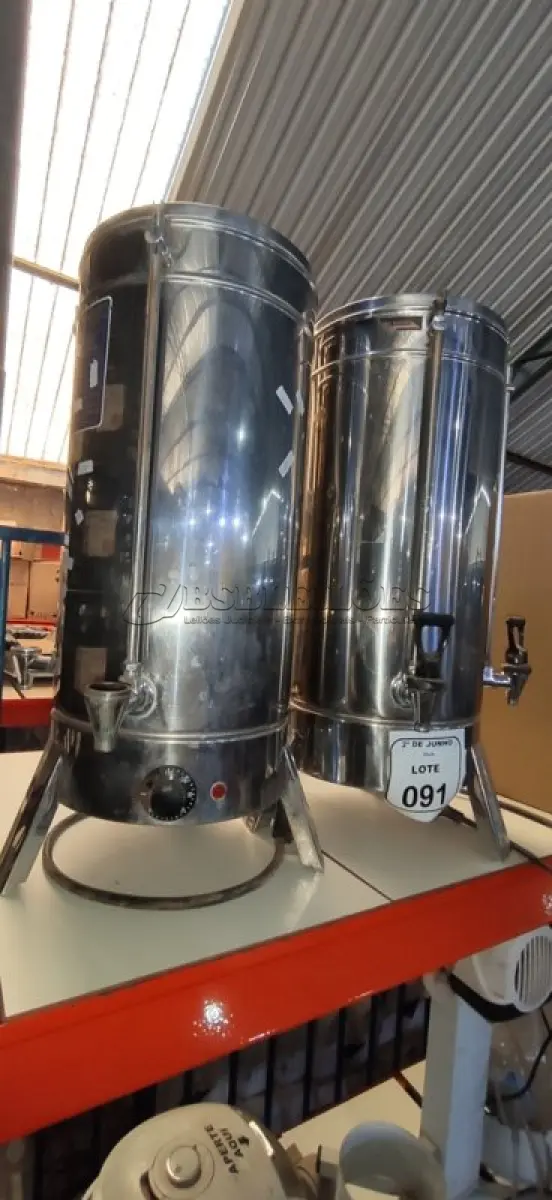 LOTE 091 - 02 CAFETERIAS INDUSTRIAIS EM INOX. (NO ESTADO) ATENÇÃO! FAZER A VISITAÇÃO ANTES DE ARREMATAR, NÃO SABEMOS SE FUNCIONA, LEILÃO NÃO TEM GARANTIA E NEM DEVOLUÇÃO, SUJEITO A POSSÍVEIS AVARIAS VISÍVEIS/OCULTAS E/OU AUSÊNCIA DE COMPONENTES.