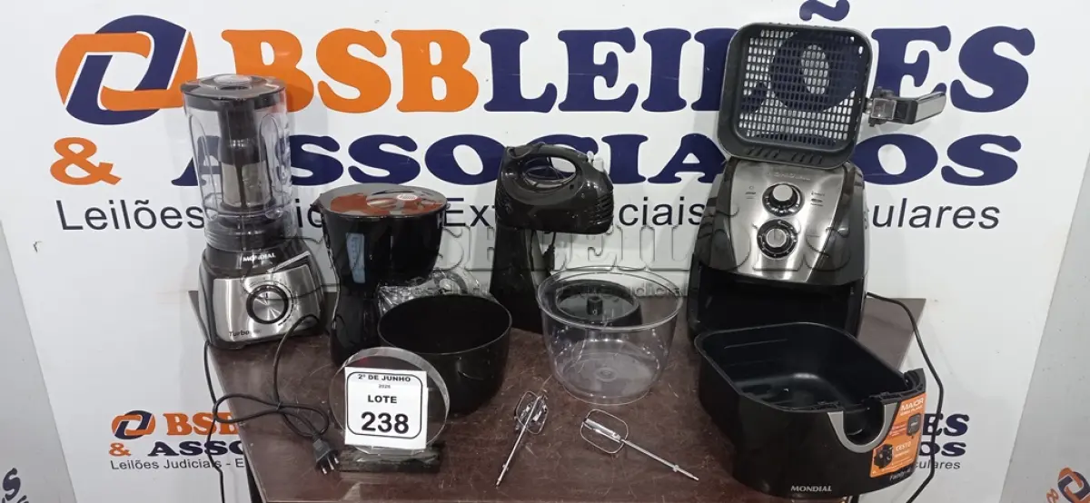 LOTE 238 - 01 LIQUIDIFICADOR 220V MARCA MONDIAL, 01 AIR FRYER 4L 22V MARCA MONDIAL, 01 CAFETEIRA 220VMARCA MONDIAL E 01 BATEDEIRA 220V MARCA MONDIAL. (NO ESTADO) ATENÇÃO! FAZER A VISITAÇÃO ANTES DE ARREMATAR, NÃO SABEMOS SE FUNCIONA, LEILÃO NÃO TEM GARANTIA E NEM DEVOLUÇÃO, SUJEITO A POSSÍVEIS AVARIAS VISÍVEIS/OCULTAS E/OU AUSÊNCIA DE COMPONENTES.