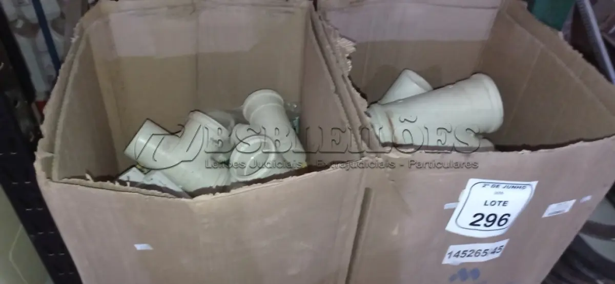 LOTE 296 - 01 LOTE COM GRANDE QUANTIDADE TAMPAS DE CAIXA DE LUZ, TÊ E CONEXÕES HIDRÁULICAS DIVERSAS. (NO ESTADO) ATENÇÃO! FAZER A VISITAÇÃO ANTES DE ARREMATAR, NÃO SABEMOS SE FUNCIONA, LEILÃO NÃO TEM GARANTIA E NEM DEVOLUÇÃO, SUJEITO A POSSÍVEIS AVARIAS VISÍVEIS/OCULTAS E/OU AUSÊNCIA DE COMPONENTES.