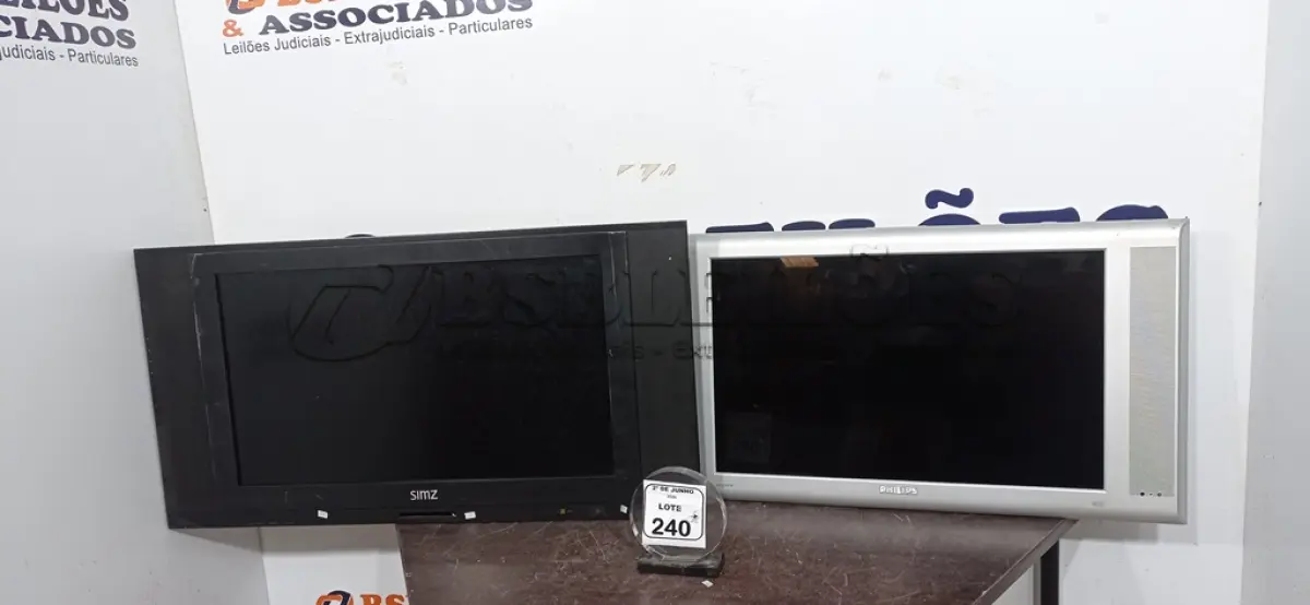 LOTE 240 - 01 TV 30’’ MARCA PHILIPS E 01 TV 32’’ MARCA SIMZ PARA RETIRADA DE PEÇAS. (NO ESTADO) ATENÇÃO! FAZER A VISITAÇÃO ANTES DE ARREMATAR, NÃO SABEMOS SE FUNCIONA, LEILÃO NÃO TEM GARANTIA E NEM DEVOLUÇÃO, SUJEITO A POSSÍVEIS AVARIAS VISÍVEIS/OCULTAS E/OU AUSÊNCIA DE COMPONENTES.