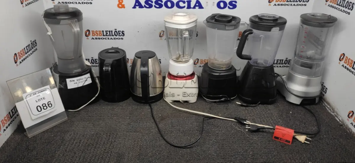 LOTE 086 - 02 CHALEIRAS ELÉTRICAS E 05 LIQUIDIFICADORES DE MARCAS E MODELOS DIVERSOS. (NO ESTADO) ATENÇÃO! FAZER A VISITAÇÃO ANTES DE ARREMATAR, NÃO SABEMOS SE FUNCIONA, LEILÃO NÃO TEM GARANTIA E NEM DEVOLUÇÃO, SUJEITO A POSSÍVEIS AVARIAS VISÍVEIS/OCULTAS E/OU AUSÊNCIA DE COMPONENTES.