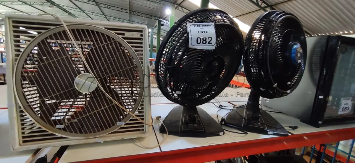 LOTE 082 - 03 VENTILADORES DE MARCAS E MODELOS DIVERSOS. (NO ESTADO) ATENÇÃO! FAZER A VISITAÇÃO ANTES DE ARREMATAR, NÃO SABEMOS SE FUNCIONA, LEILÃO NÃO TEM GARANTIA E NEM DEVOLUÇÃO, SUJEITO A POSSÍVEIS AVARIAS VISÍVEIS/OCULTAS E/OU AUSÊNCIA DE COMPONENTES.