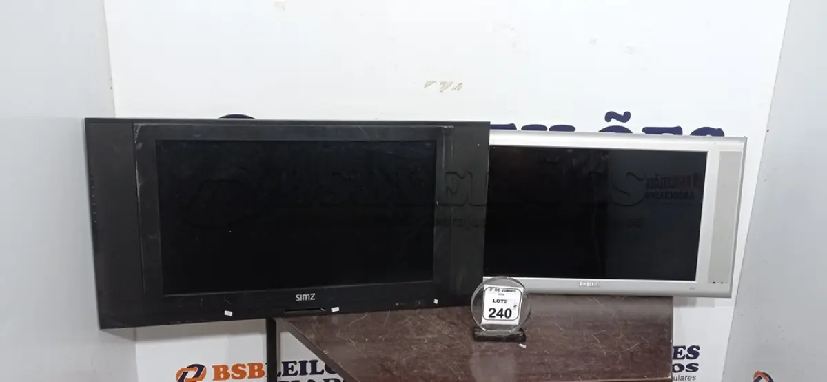 LOTE 240 - 01 TV 30’’ MARCA PHILIPS E 01 TV 32’’ MARCA SIMZ PARA RETIRADA DE PEÇAS. (NO ESTADO) ATENÇÃO! FAZER A VISITAÇÃO ANTES DE ARREMATAR, NÃO SABEMOS SE FUNCIONA, LEILÃO NÃO TEM GARANTIA E NEM DEVOLUÇÃO, SUJEITO A POSSÍVEIS AVARIAS VISÍVEIS/OCULTAS E/OU AUSÊNCIA DE COMPONENTES.