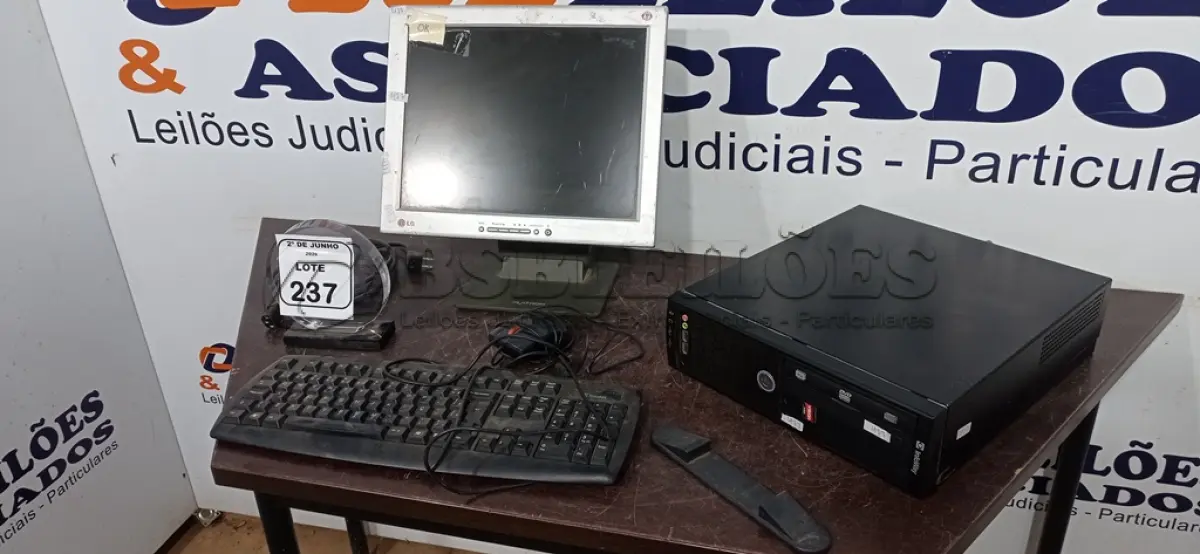 LOTE 237 - 01 CPU INFORWAY 4GB HD 500, 01 MOUSE, 01 TECLADO, 01BASE DE CPU, 01 CABO DE FORÇA E 01 MONITOR MARCA LG. (NO ESTADO) ATENÇÃO! FAZER A VISITAÇÃO ANTES DE ARREMATAR, NÃO SABEMOS SE FUNCIONA. LEILÃO NÃO TEM GARANTIA E NEM DEVOLUÇÃO, SUJEITO A POSSÍVEIS AVARIAS VISÍVEIS/OCULTAS E/OU AUSÊNCIA DE COMPONENTES.