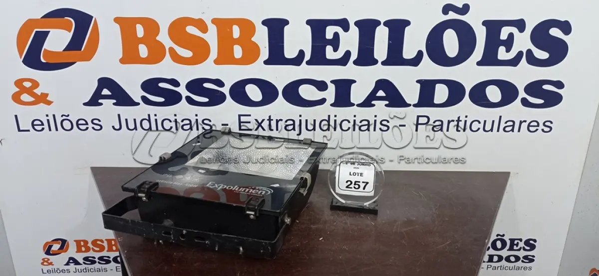 LOTE 257 - 01 REFLETOR 400W MARCA EXPOLUMEN. (NO ESTADO) ATENÇÃO! FAZER A VISITAÇÃO ANTES DE ARREMATAR, NÃO SABEMOS SE FUNCIONA, LEILÃO NÃO TEM GARANTIA E NEM DEVOLUÇÃO, SUJEITO A POSSÍVEIS AVARIAS VISÍVEIS/OCULTAS E/OU AUSÊNCIA DE COMPONENTES.