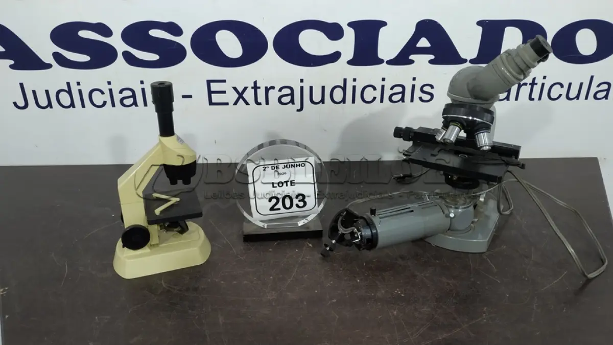 LOTE 203 - 02 MICROSCÓPIOS. (NO ESTADO) ATENÇÃO! FAZER A VISITAÇÃO ANTES DE ARREMATAR, NÃO SABEMOS SE FUNCIONA, LEILÃO NÃO TEM GARANTIA E NEM DEVOLUÇÃO, SUJEITO A POSSÍVEIS AVARIAS VISÍVEIS/OCULTAS E/OU AUSÊNCIA DE COMPONENTES.