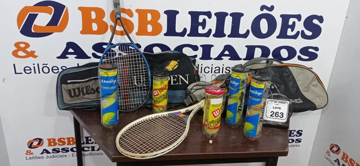 LOTE 263 - 02 RAQUETES DE TÊNIS PROFISSIONAIS. (NO ESTADO) ATENÇÃO! FAZER A VISITAÇÃO ANTES DE ARREMATAR, NÃO SABEMOS SE FUNCIONA, LEILÃO NÃO TEM GARANTIA E NEM DEVOLUÇÃO, SUJEITO A POSSÍVEIS AVARIAS VISÍVEIS/OCULTAS E/OU AUSÊNCIA DE COMPONENTES.
