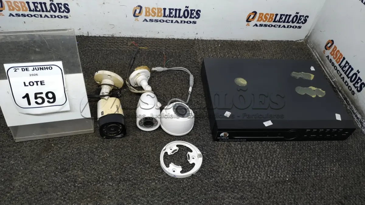 LOTE 159 - 01 APARELHO DVR E 03 CÂMERAS DE SEGURANÇA. (NO ESTADO) ATENÇÃO! FAZER A VISITAÇÃO ANTES DE ARREMATAR, NÃO SABEMOS SE FUNCIONA, LEILÃO NÃO TEM GARANTIA E NEM DEVOLUÇÃO, SUJEITO A POSSÍVEIS AVARIAS VISÍVEIS/OCULTAS E/OU AUSÊNCIA DE COMPONENTES.