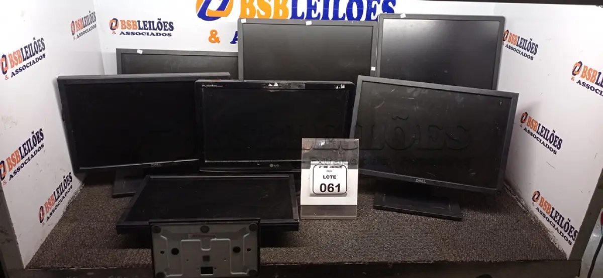 LOTE 061 - 06 MONITORES DE MARCAS E MODELOS DIVERSOS. (NO ESTADO) ATENÇÃO! FAZER A VISITAÇÃO ANTES DE ARREMATAR, NÃO SABEMOS SE FUNCIONA, LEILÃO NÃO TEM GARANTIA E NEM DEVOLUÇÃO, SUJEITO A POSSÍVEIS AVARIAS VISÍVEIS/OCULTAS E/OU AUSÊNCIA DE COMPONENTES.