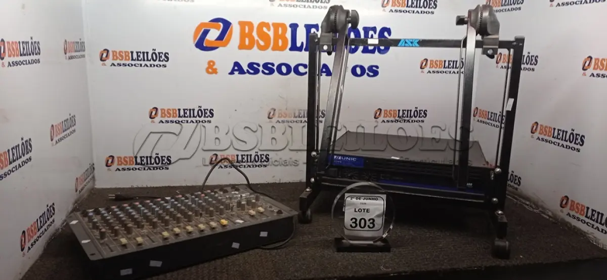 LOTE 303 - 01 MESA DE SOM MODELO AMW 12 ES MARCA CICLOTRON E 01 AMPLIFICADOR MODELO ZX 400 MARCA UNIC. (NO ESTADO) ATENÇÃO! FAZER A VISITAÇÃO ANTES DE ARREMATAR, NÃO SABEMOS SE FUNCIONA, LEILÃO NÃO TEM GARANTIA E NEM DEVOLUÇÃO, SUJEITO A POSSÍVEIS AVARIAS VISÍVEIS/OCULTAS E/OU AUSÊNCIA DE COMPONENTES.