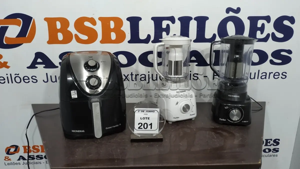 LOTE 201 - 01 AIR FRYER 5L 220V MARCA MONDIAL E 02 LIQUIDIFICADORES 220V MARCA MONDIAL. (NO ESTADO) ATENÇÃO! FAZER A VISITAÇÃO ANTES DE ARREMATAR, NÃO SABEMOS SE FUNCIONA, LEILÃO NÃO TEM GARANTIA E NEM DEVOLUÇÃO, SUJEITO A POSSÍVEIS AVARIAS VISÍVEIS/OCULTAS E/OU AUSÊNCIA DE COMPONENTES.