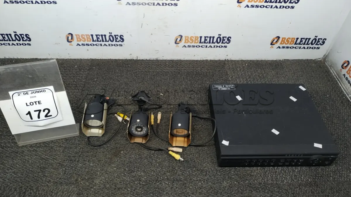 LOTE 172 - 01 APARELHO DVR E 03 CÂMERAS DE SEGURANÇA. (NO ESTADO) ATENÇÃO! FAZER A VISITAÇÃO ANTES DE ARREMATAR, NÃO SABEMOS SE FUNCIONA, LEILÃO NÃO TEM GARANTIA E NEM DEVOLUÇÃO, SUJEITO A POSSÍVEIS AVARIAS VISÍVEIS/OCULTAS E/OU AUSÊNCIA DE COMPONENTES.