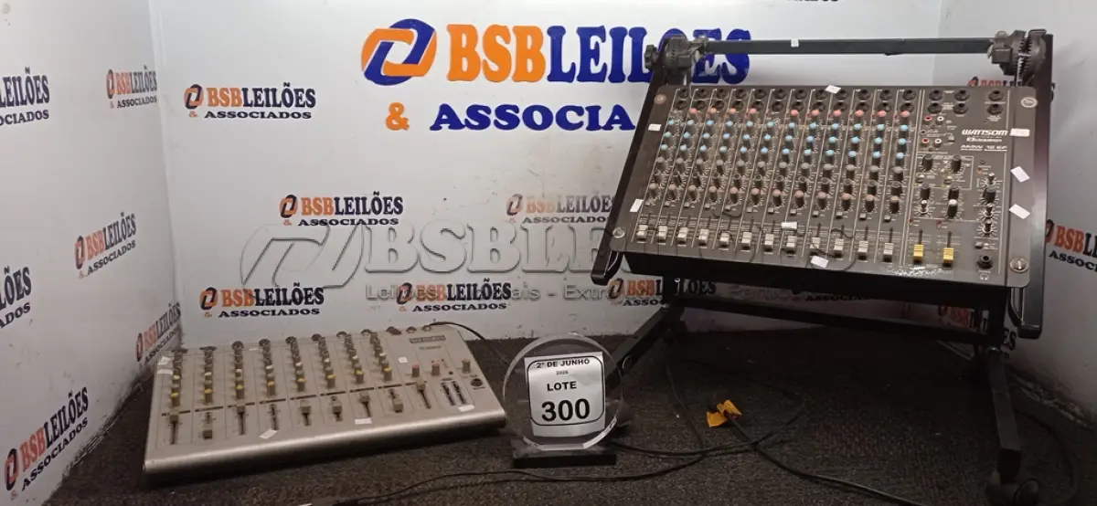 LOTE 300 - 01 MESA DE SOM MODELO AMW 12 EF MARCA CICLOTRON E 01 MESA DE SOM MODELO WS 08-02 MARCA STANER. (NO ESTADO) ATENÇÃO! FAZER A VISITAÇÃO ANTES DE ARREMATAR, NÃO SABEMOS SE FUNCIONA, LEILÃO NÃO TEM GARANTIA E NEM DEVOLUÇÃO, SUJEITO A POSSÍVEIS AVARIAS VISÍVEIS/OCULTAS E/OU AUSÊNCIA DE COMPONENTES.