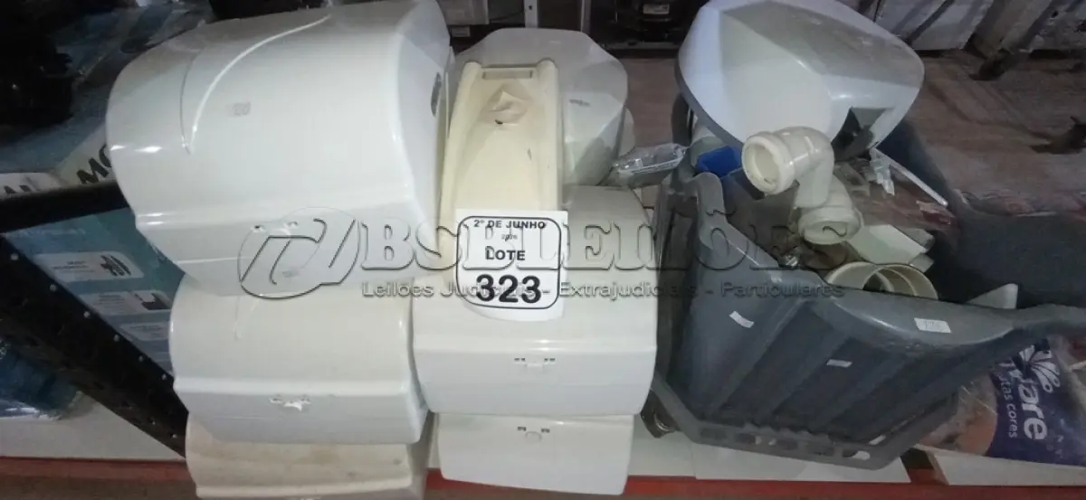 LOTE 323 - 01 LOTE COM VÁRIOS DISPENSES DE PAPEL E 01 CAIXA COM GRANDE QUANTIDADE DE INTERRUPTORES, MATERIAIS ELÉTRICOS E HIDRÁULICOS DIVERSOS. (NO ESTADO) ATENÇÃO! FAZER A VISITAÇÃO ANTES DE ARREMATAR, NÃO SABEMOS SE FUNCIONA, LEILÃO NÃO TEM GARANTIA E NEM DEVOLUÇÃO, SUJEITO A POSSÍVEIS AVARIAS VISÍVEIS/OCULTAS E/OU AUSÊNCIA DE COMPONENTES.