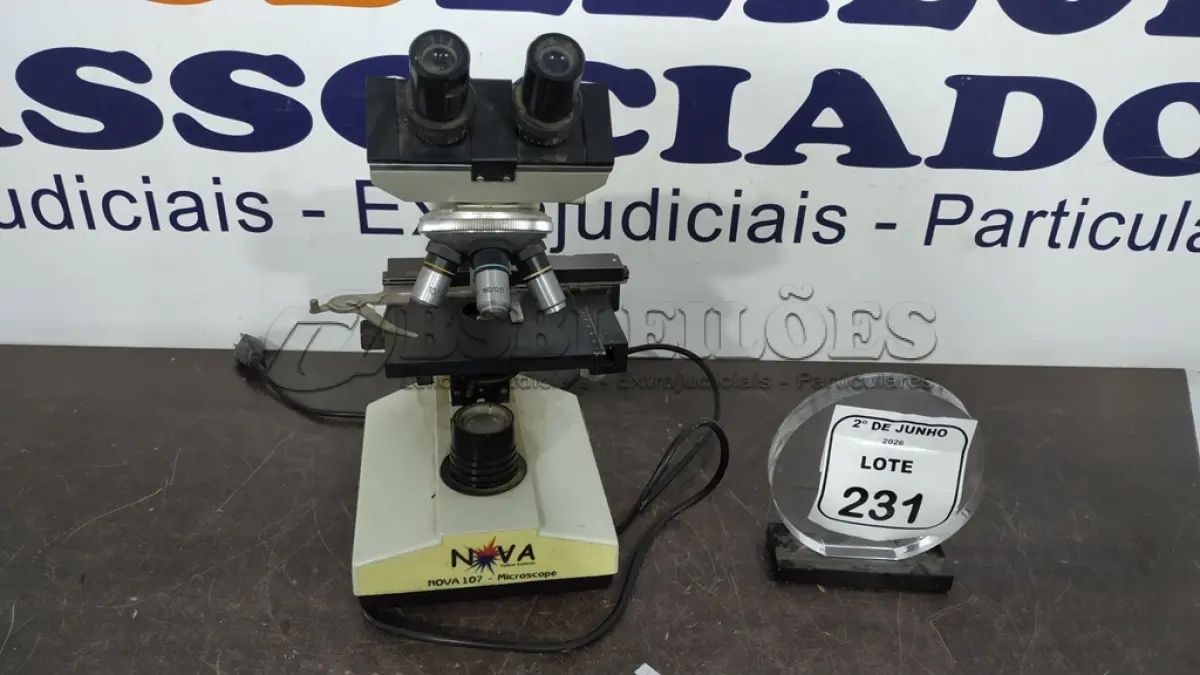 LOTE 231 - 01 MICROSCÓPIO. (NO ESTADO) ATENÇÃO! FAZER A VISITAÇÃO ANTES DE ARREMATAR, NÃO SABEMOS SE FUNCIONA, LEILÃO NÃO TEM GARANTIA E NEM DEVOLUÇÃO, SUJEITO A POSSÍVEIS AVARIAS VISÍVEIS/OCULTAS E/OU AUSÊNCIA DE COMPONENTES.