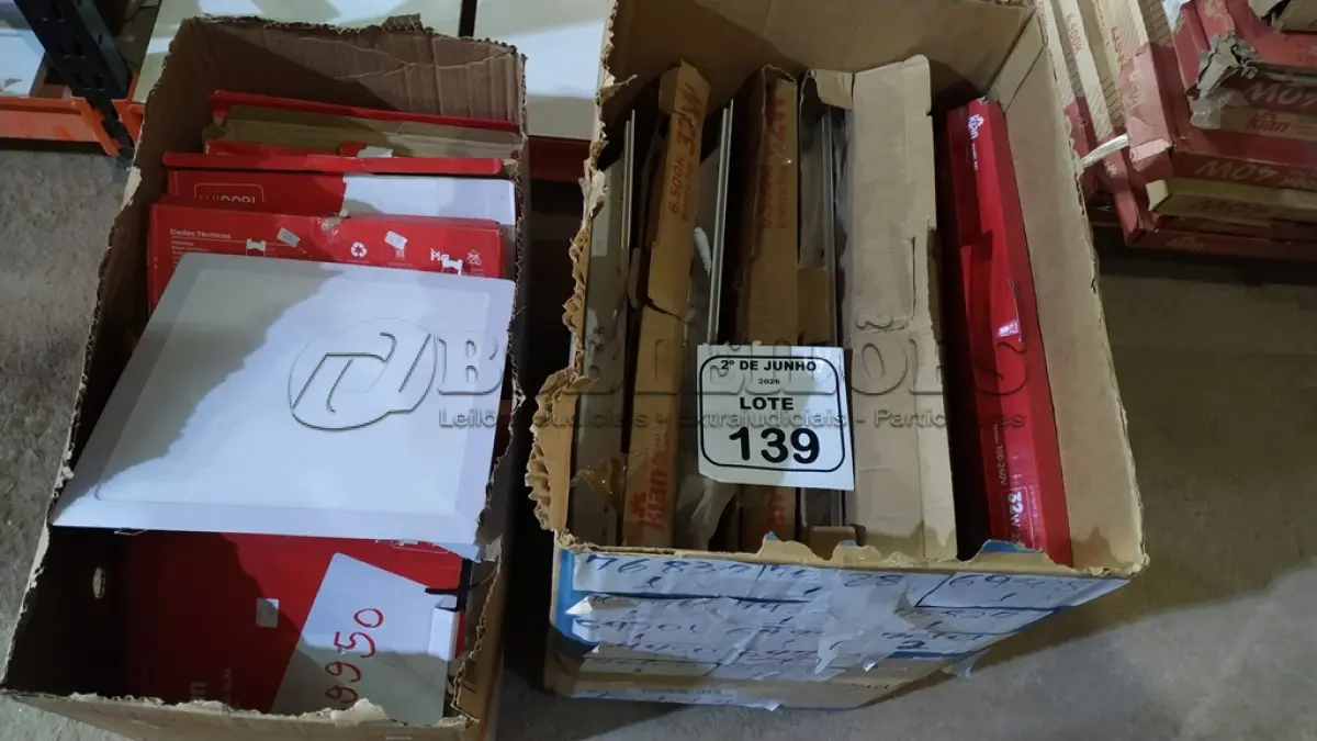 LOTE 139 - 01 LOTE COM GRANDE QUANTIDADE DE LUMINÁRIAS DE EMBUTIR E SOBREPOR DE MARCAS E MODELOS DIVERSOS. (NO ESTADO) ATENÇÃO! FAZER A VISITAÇÃO ANTES DE ARREMATAR, NÃO SABEMOS SE FUNCIONA, LEILÃO NÃO TEM GARANTIA E NEM DEVOLUÇÃO, SUJEITO A POSSÍVEIS AVARIAS VISÍVEIS/OCULTAS E/OU AUSÊNCIA DE COMPONENTES.