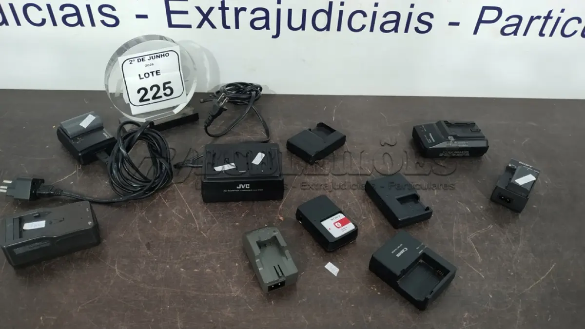 LOTE 225 - 10 CARREGADORES PARA CÂMERAS E BATERIA MARCAS E MODELOS DIVERSOS. (NO ESTADO) ATENÇÃO! FAZER A VISITAÇÃO ANTES DE ARREMATAR, NÃO SABEMOS SE FUNCIONA, LEILÃO NÃO TEM GARANTIA E NEM DEVOLUÇÃO, SUJEITO A POSSÍVEIS AVARIAS VISÍVEIS/OCULTAS E/OU AUSÊNCIA DE COMPONENTES.