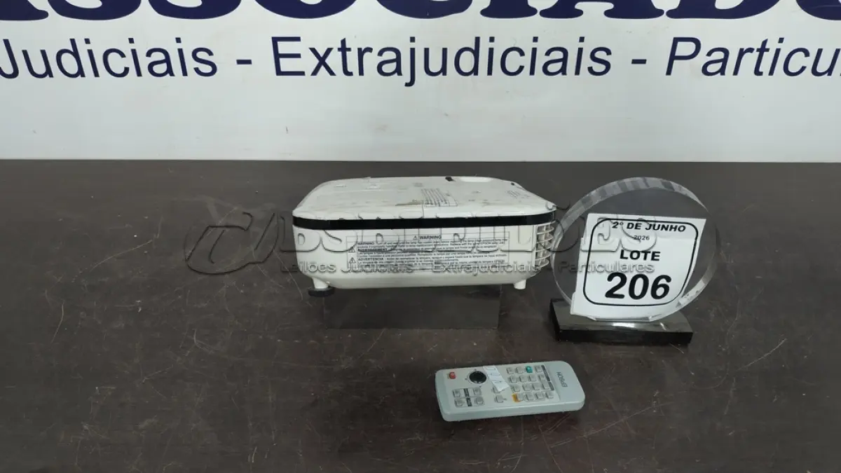 LOTE 206 - 01 PROJETOR COM CONTROLE MARCA EPSON. (NO ESTADO) ATENÇÃO! FAZER A VISITAÇÃO ANTES DE ARREMATAR, NÃO SABEMOS SE FUNCIONA, LEILÃO NÃO TEM GARANTIA E NEM DEVOLUÇÃO, SUJEITO A POSSÍVEIS AVARIAS VISÍVEIS/OCULTAS E/OU AUSÊNCIA DE COMPONENTES.