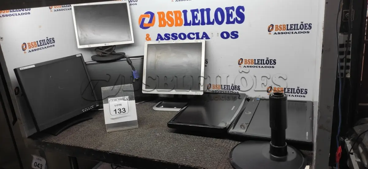 LOTE 133 - 06 MONITORES DE MARCAS E MODELOS DIVERSOS. (NO ESTADO) ATENÇÃO! FAZER A VISITAÇÃO ANTES DE ARREMATAR, NÃO SABEMOS SE FUNCIONA, LEILÃO NÃO TEM GARANTIA E NEM DEVOLUÇÃO, SUJEITO A POSSÍVEIS AVARIAS VISÍVEIS/OCULTAS E/OU AUSÊNCIA DE COMPONENTES.