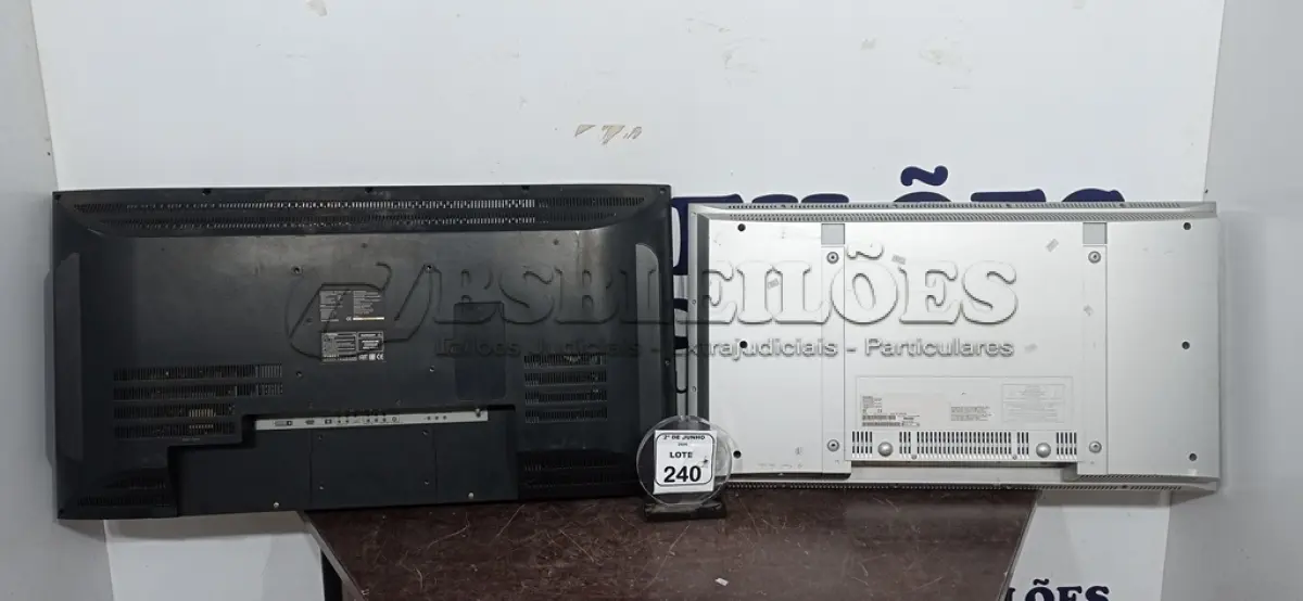 LOTE 240 - 01 TV 30’’ MARCA PHILIPS E 01 TV 32’’ MARCA SIMZ PARA RETIRADA DE PEÇAS. (NO ESTADO) ATENÇÃO! FAZER A VISITAÇÃO ANTES DE ARREMATAR, NÃO SABEMOS SE FUNCIONA, LEILÃO NÃO TEM GARANTIA E NEM DEVOLUÇÃO, SUJEITO A POSSÍVEIS AVARIAS VISÍVEIS/OCULTAS E/OU AUSÊNCIA DE COMPONENTES.