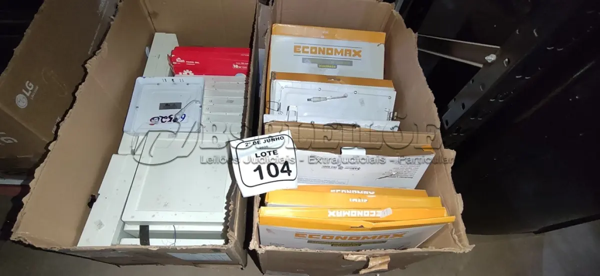 LOTE 104 - 01 LOTE COM GRANDE QUANTIDADE DE LUMINÁRIAS DE EMBUTIR E SOBREPOR DE MARCAS E MODELOS DIVERSOS. (NO ESTADO) ATENÇÃO! FAZER A VISITAÇÃO ANTES DE ARREMATAR, NÃO SABEMOS SE FUNCIONA, LEILÃO NÃO TEM GARANTIA E NEM DEVOLUÇÃO, SUJEITO A POSSÍVEIS AVARIAS VISÍVEIS/OCULTAS E/OU AUSÊNCIA DE COMPONENTES.