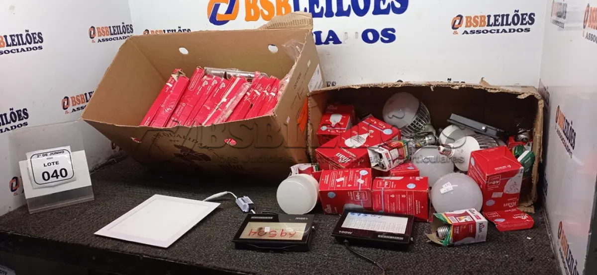 LOTE 040 - 01 LOTE COM GRANDE QUANTIDADE DE LUMINÁRIAS E LÂMPADAS DE MARCAS E MODELOS. (NO ESTADO) ATENÇÃO! FAZER A VISITAÇÃO ANTES DE ARREMATAR, NÃO SABEMOS SE FUNCIONA, LEILÃO NÃO TEM GARANTIA E NEM DEVOLUÇÃO, SUJEITO A POSSÍVEIS AVARIAS VISÍVEIS/OCULTAS E/OU AUSÊNCIA DE COMPONENTES.