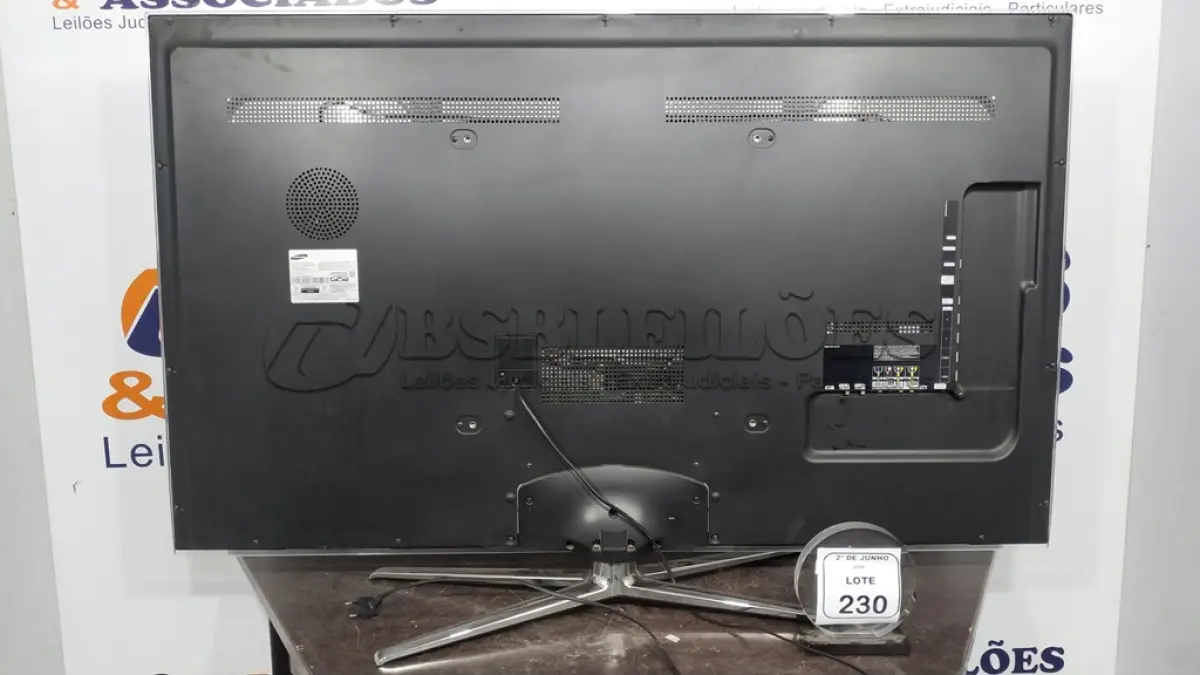 LOTE 230 - 01 TV 55’’ MARCA SAMSUNG. (NO ESTADO) ATENÇÃO! FAZER A VISITAÇÃO ANTES DE ARREMATAR, NÃO SABEMOS SE FUNCIONA, LEILÃO NÃO TEM GARANTIA E NEM DEVOLUÇÃO, SUJEITO A POSSÍVEIS AVARIAS VISÍVEIS/OCULTAS E/OU AUSÊNCIA DE COMPONENTES.