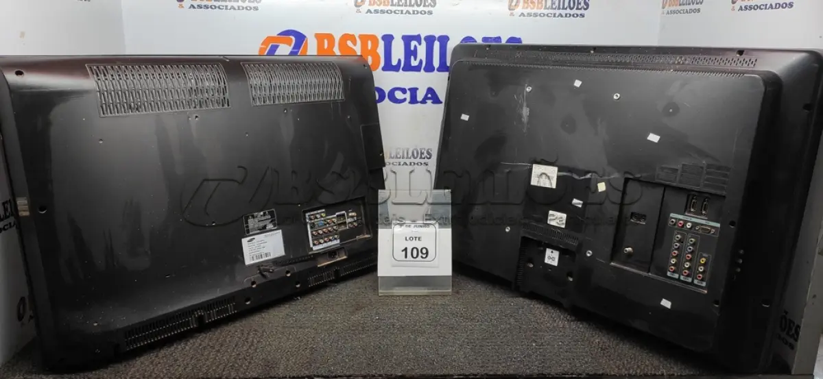 LOTE 109 - 02 TVS/MONITOR 32’’ MARCAS PHIPS E SAMSUNG. (NO ESTADO) ATENÇÃO! FAZER A VISITAÇÃO ANTES DE ARREMATAR, NÃO SABEMOS SE FUNCIONA, LEILÃO NÃO TEM GARANTIA E NEM DEVOLUÇÃO, SUJEITO A POSSÍVEIS AVARIAS VISÍVEIS/OCULTAS E/OU AUSÊNCIA DE COMPONENTES.