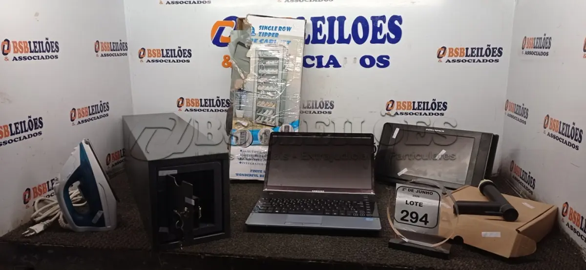 LOTE 294 - 01 TELA DE DVD AUTOMOTIVO 11’’ MARCA POWERPACK, 01 TORNEIRA, 01 FERRO DE PASSAR, 01 COFRE EM AÇO COM INTERIOR COMPARTIMENTADO, 01 SAPATEIRO DESMONTÁVEL E 01 NOTEBOOK MARCA SAMSUNG PARA RETIRADA DE PEÇAS. (NO ESTADO) ATENÇÃO! FAZER A VISITAÇÃO ANTES DE ARREMATAR, NÃO SABEMOS SE FUNCIONA, LEILÃO NÃO TEM GARANTIA E NEM DEVOLUÇÃO, SUJEITO A POSSÍVEIS AVARIAS VISÍVEIS/OCULTAS E/OU AUSÊNCIA DE COMPONENTES.