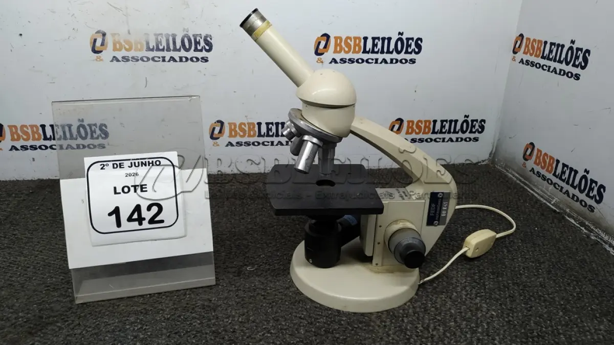 LOTE 142 - 01 MICROSCÓPIO. (NO ESTADO) ATENÇÃO! FAZER A VISITAÇÃO ANTES DE ARREMATAR, NÃO SABEMOS SE FUNCIONA, LEILÃO NÃO TEM GARANTIA E NEM DEVOLUÇÃO, SUJEITO A POSSÍVEIS AVARIAS VISÍVEIS/OCULTAS E/OU AUSÊNCIA DE COMPONENTES.