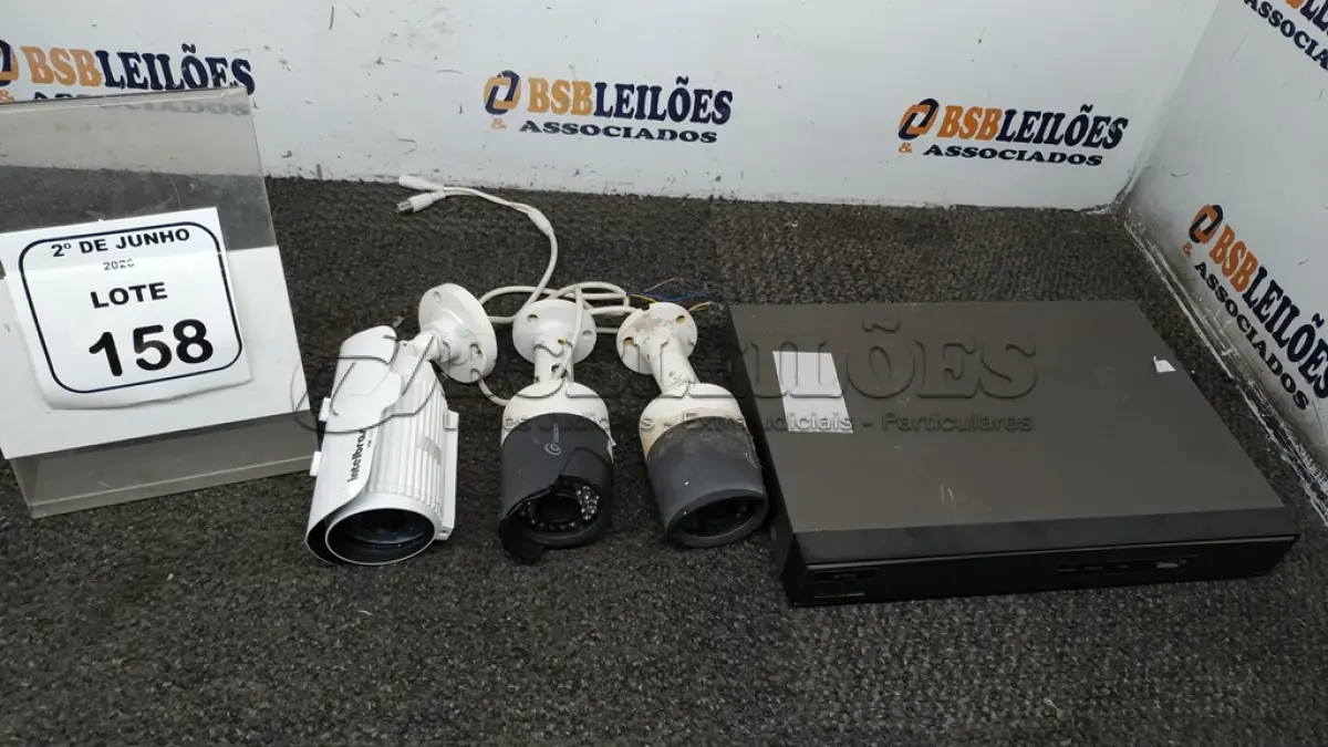 LOTE 158 - 01 APARELHO DVR E 03 CÂMERAS DE SEGURANÇA. (NO ESTADO) ATENÇÃO! FAZER A VISITAÇÃO ANTES DE ARREMATAR, NÃO SABEMOS SE FUNCIONA, LEILÃO NÃO TEM GARANTIA E NEM DEVOLUÇÃO, SUJEITO A POSSÍVEIS AVARIAS VISÍVEIS/OCULTAS E/OU AUSÊNCIA DE COMPONENTES.