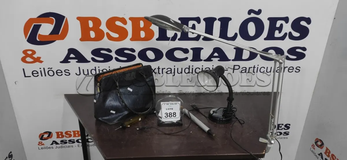 LOTE 388 - 01 BOLSA, 02 BOMBAS DE ENCHER BOLA E 02 LUMINÁRIAS DE MESA. (NO ESTADO) ATENÇÃO! FAZER A VISITAÇÃO ANTES DE ARREMATAR, NÃO SABEMOS SE FUNCIONA, LEILÃO NÃO TEM GARANTIA E NEM DEVOLUÇÃO, SUJEITO A POSSÍVEIS AVARIAS VISÍVEIS/OCULTAS E/OU AUSÊNCIA DE COMPONENTES.