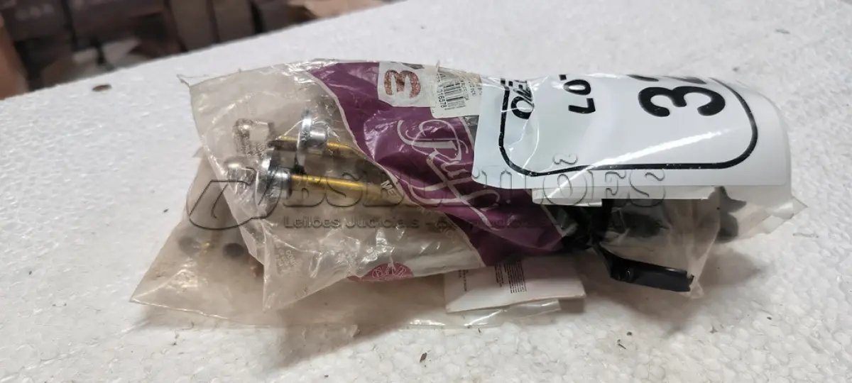 LOTE 327 - 06 PARAFUSOS PARA FIXAÇÃO DE TANQUE - PAR. (NO ESTADO EM QUE SE ENCONTRA. SUJEITO A AVARIAS OCULTAS/VISÍVEIS.)