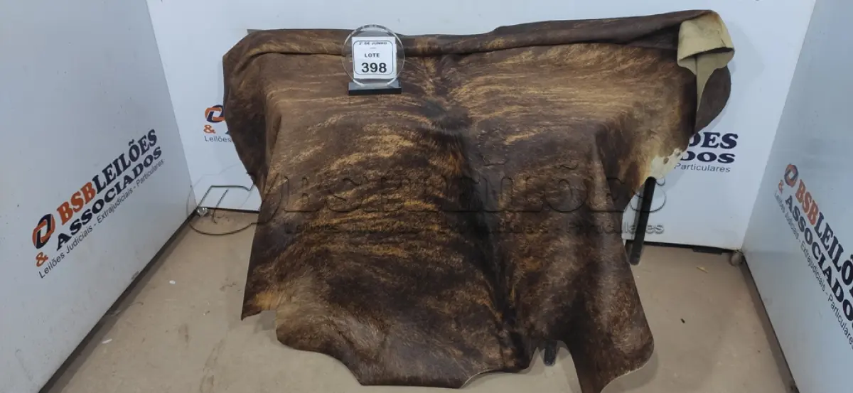 LOTE 398 - 01 TAPETE DE COURO LEGITIMO 225X185CM. (NO ESTADO) ATENÇÃO! FAZER A VISITAÇÃO ANTES DE ARREMATAR, NÃO SABEMOS SE FUNCIONA, LEILÃO NÃO TEM GARANTIA E NEM DEVOLUÇÃO, SUJEITO A POSSÍVEIS AVARIAS VISÍVEIS/OCULTAS E/OU AUSÊNCIA DE COMPONENTES.