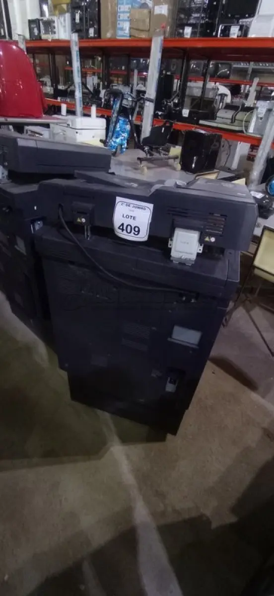 LOTE 409 - 01 COPIADORA TASKALFA 2551CI 110V MARCA KYOCERA. (NO ESTADO) ATENÇÃO! FAZER A VISITAÇÃO ANTES DE ARREMATAR, NÃO SABEMOS SE FUNCIONA, LEILÃO NÃO TEM GARANTIA E NEM DEVOLUÇÃO, SUJEITO A POSSÍVEIS AVARIAS VISÍVEIS/OCULTAS E/OU AUSÊNCIA DE COMPONENTES.