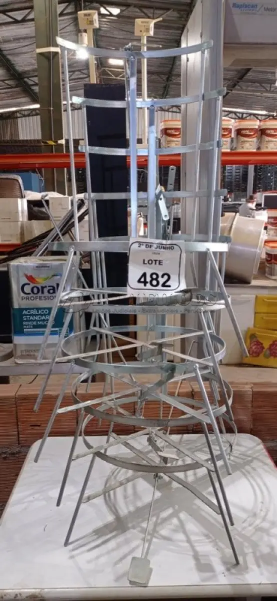 LOTE 482 - 05 SUPORTES DE FERRO PARA LIXEIRAS. (NO ESTADO) ATENÇÃO! FAZER A VISITAÇÃO ANTES DE ARREMATAR, NÃO SABEMOS SE FUNCIONA, LEILÃO NÃO TEM GARANTIA E NEM DEVOLUÇÃO, SUJEITO A POSSÍVEIS AVARIAS VISÍVEIS/OCULTAS E/OU AUSÊNCIA DE COMPONENTES.