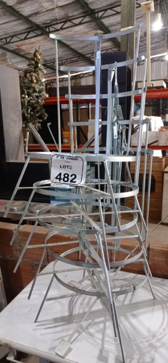 LOTE 482 - 05 SUPORTES DE FERRO PARA LIXEIRAS. (NO ESTADO) ATENÇÃO! FAZER A VISITAÇÃO ANTES DE ARREMATAR, NÃO SABEMOS SE FUNCIONA, LEILÃO NÃO TEM GARANTIA E NEM DEVOLUÇÃO, SUJEITO A POSSÍVEIS AVARIAS VISÍVEIS/OCULTAS E/OU AUSÊNCIA DE COMPONENTES.