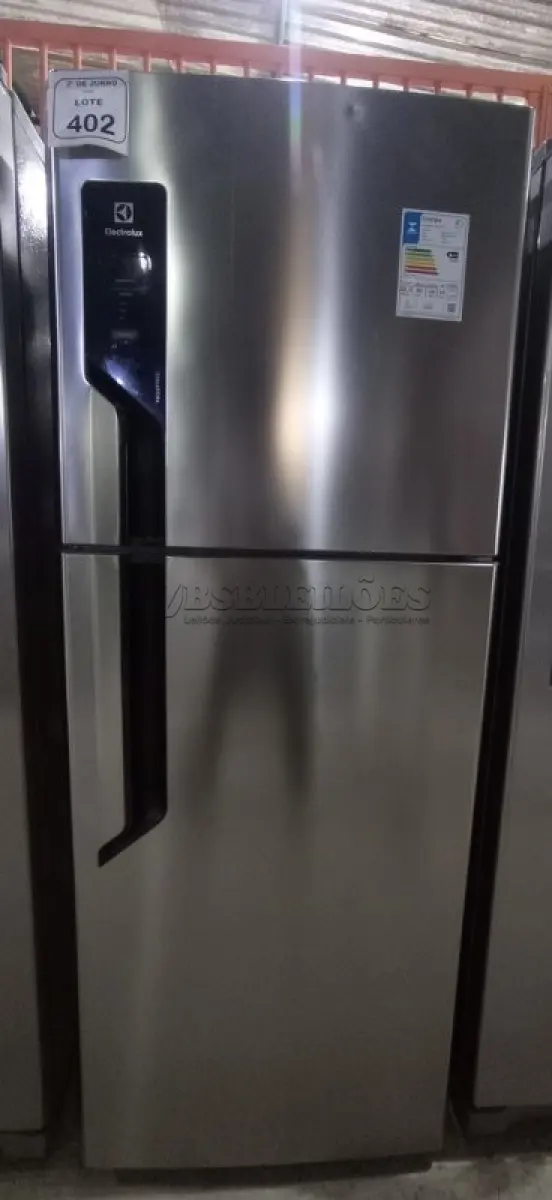 LOTE 402 - 01 REFRIGERADOR-CONGELADOR 431L MODELO TF70S MARCA ELECTROLUX. (NO ESTADO) ATENÇÃO! FAZER A VISITAÇÃO ANTES DE ARREMATAR, NÃO SABEMOS SE FUNCIONA, LEILÃO NÃO TEM GARANTIA E NEM DEVOLUÇÃO, SUJEITO A POSSÍVEIS AVARIAS VISÍVEIS/OCULTAS E/OU AUSÊNCIA DE COMPONENTES.