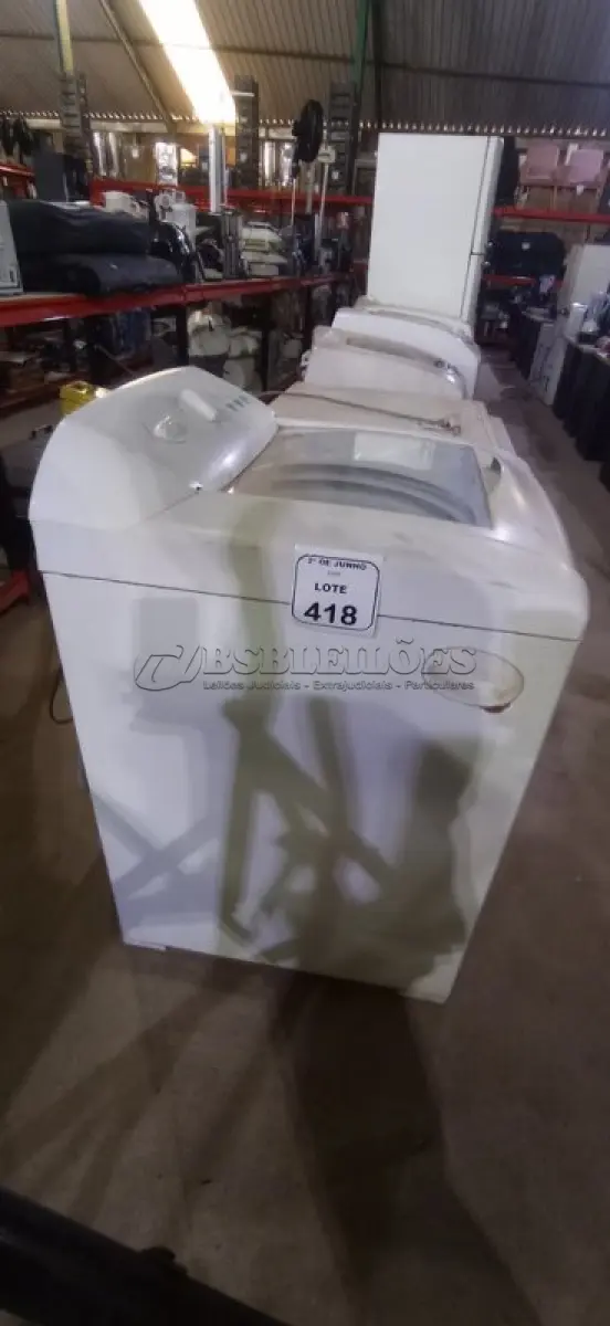 LOTE 418 - 01 MÁQUINA DE LAVAR 12KG MODELO LTE12 220V MARCA ELECTROLUX. (NO ESTADO) ATENÇÃO! FAZER A VISITAÇÃO ANTES DE ARREMATAR, NÃO SABEMOS SE FUNCIONA, LEILÃO NÃO TEM GARANTIA E NEM DEVOLUÇÃO, SUJEITO A POSSÍVEIS AVARIAS VISÍVEIS/OCULTAS E/OU AUSÊNCIA DE COMPONENTES.