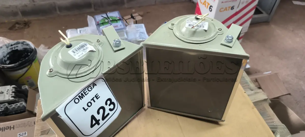 LOTE 423 - 02 PROJETORES/REFLETORES PARA LONGO ALCANCE - ÁREAS EXTERNAS. (NO ESTADO EM QUE SE ENCONTRA. SUJEITO A AVARIAS OCULTAS/VISÍVEIS.)