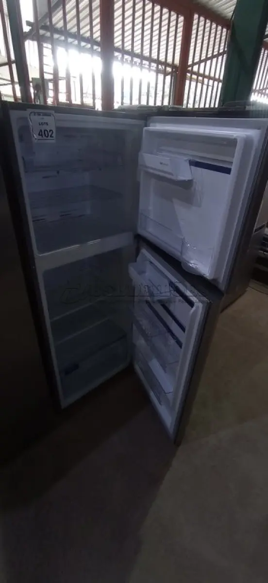 LOTE 402 - 01 REFRIGERADOR-CONGELADOR 431L MODELO TF70S MARCA ELECTROLUX. (NO ESTADO) ATENÇÃO! FAZER A VISITAÇÃO ANTES DE ARREMATAR, NÃO SABEMOS SE FUNCIONA, LEILÃO NÃO TEM GARANTIA E NEM DEVOLUÇÃO, SUJEITO A POSSÍVEIS AVARIAS VISÍVEIS/OCULTAS E/OU AUSÊNCIA DE COMPONENTES.