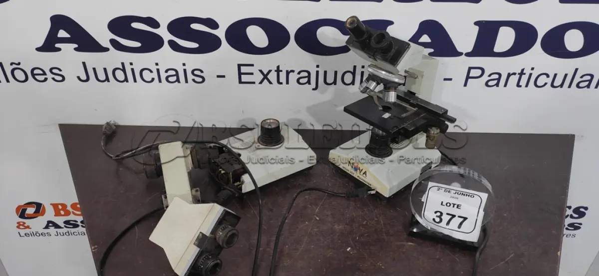 LOTE 377 - 02 MICROSCÓPIOS. (NO ESTADO) ATENÇÃO! FAZER A VISITAÇÃO ANTES DE ARREMATAR, NÃO SABEMOS SE FUNCIONA, LEILÃO NÃO TEM GARANTIA E NEM DEVOLUÇÃO, SUJEITO A POSSÍVEIS AVARIAS VISÍVEIS/OCULTAS E/OU AUSÊNCIA DE COMPONENTES.