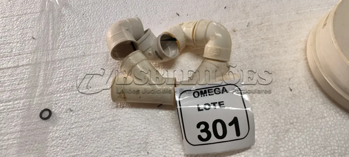 LOTE 301 - 04 JOELHOS 90º PVC SOLD. - Ø 40MM - ESGOTO. (NO ESTADO EM QUE SE ENCONTRA. SUJEITO A AVARIAS OCULTAS/VISÍVEIS.)