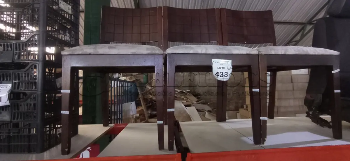 LOTE 433 - 03 CADEIRAS EM MADEIRA E ASSENTO ALMOFADADO. (NO ESTADO) ATENÇÃO! FAZER A VISITAÇÃO ANTES DE ARREMATAR, NÃO SABEMOS SE FUNCIONA, LEILÃO NÃO TEM GARANTIA E NEM DEVOLUÇÃO, SUJEITO A POSSÍVEIS AVARIAS VISÍVEIS/OCULTAS E/OU AUSÊNCIA DE COMPONENTES.