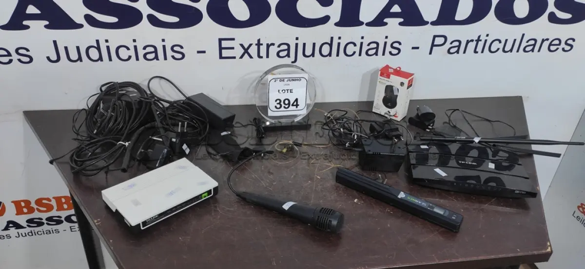 LOTE 394 - 02 ROTEADORES, 01 MOUSE SEM FIO, 01 SCANNER PORTÁTIL, 01MICROFONE MARCA INOVOX COM CABO E VÁRIOS CARREGADORES E FONTES DIVERSOS. (NO ESTADO) ATENÇÃO! FAZER A VISITAÇÃO ANTES DE ARREMATAR, NÃO SABEMOS SE FUNCIONA, LEILÃO NÃO TEM GARANTIA E NEM DEVOLUÇÃO, SUJEITO A POSSÍVEIS AVARIAS VISÍVEIS/OCULTAS E/OU AUSÊNCIA DE COMPONENTES.