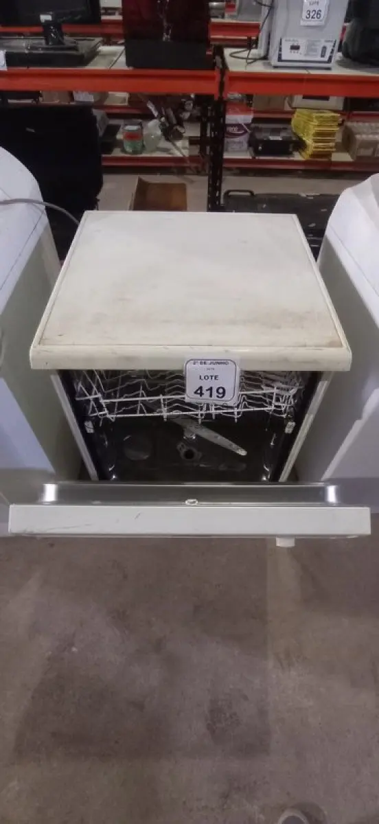 LOTE 419 - 01 LAVA LOUÇA 220V MARCA BRASTEMP. (NO ESTADO) ATENÇÃO! FAZER A VISITAÇÃO ANTES DE ARREMATAR, NÃO SABEMOS SE FUNCIONA, LEILÃO NÃO TEM GARANTIA E NEM DEVOLUÇÃO, SUJEITO A POSSÍVEIS AVARIAS VISÍVEIS/OCULTAS E/OU AUSÊNCIA DE COMPONENTES.