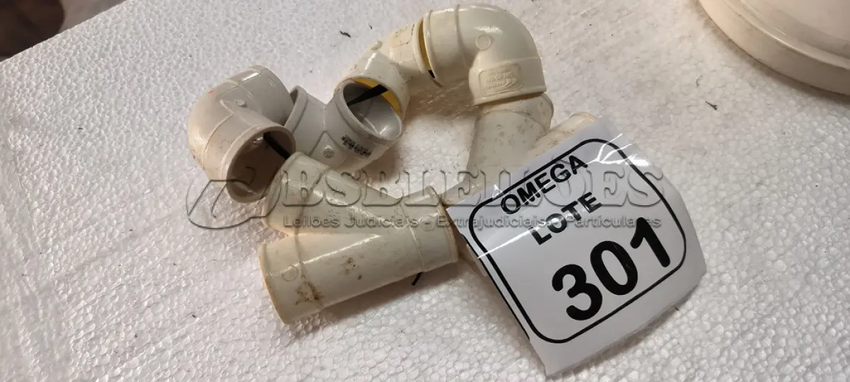 LOTE 301 - 04 JOELHOS 90º PVC SOLD. - Ø 40MM - ESGOTO. (NO ESTADO EM QUE SE ENCONTRA. SUJEITO A AVARIAS OCULTAS/VISÍVEIS.)