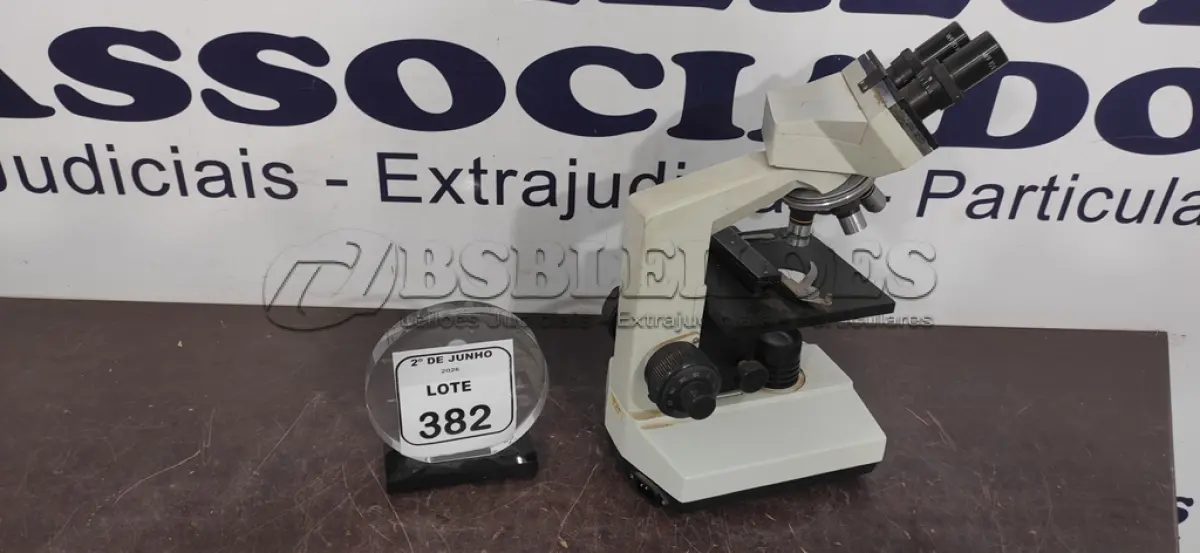 LOTE 382 - 01 MICROSCÓPIO. (NO ESTADO) ATENÇÃO! FAZER A VISITAÇÃO ANTES DE ARREMATAR, NÃO SABEMOS SE FUNCIONA, LEILÃO NÃO TEM GARANTIA E NEM DEVOLUÇÃO, SUJEITO A POSSÍVEIS AVARIAS VISÍVEIS/OCULTAS E/OU AUSÊNCIA DE COMPONENTES.