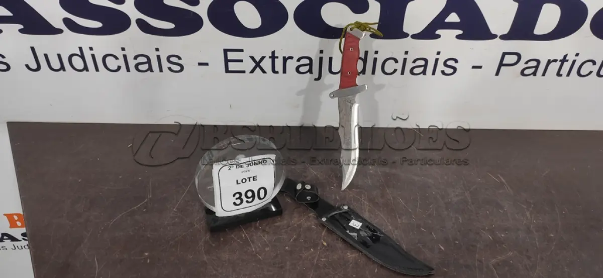 LOTE 390 - 01 FACA TÁTICA FULL TANG 30CM COM FIEL NO GOMO CABO DE MADEIRA E BAINHA EM COURO SINTÉTICO. (NO ESTADO) ATENÇÃO! FAZER A VISITAÇÃO ANTES DE ARREMATAR, NÃO SABEMOS SE FUNCIONA, LEILÃO NÃO TEM GARANTIA E NEM DEVOLUÇÃO, SUJEITO A POSSÍVEIS AVARIAS VISÍVEIS/OCULTAS E/OU AUSÊNCIA DE COMPONENTES.